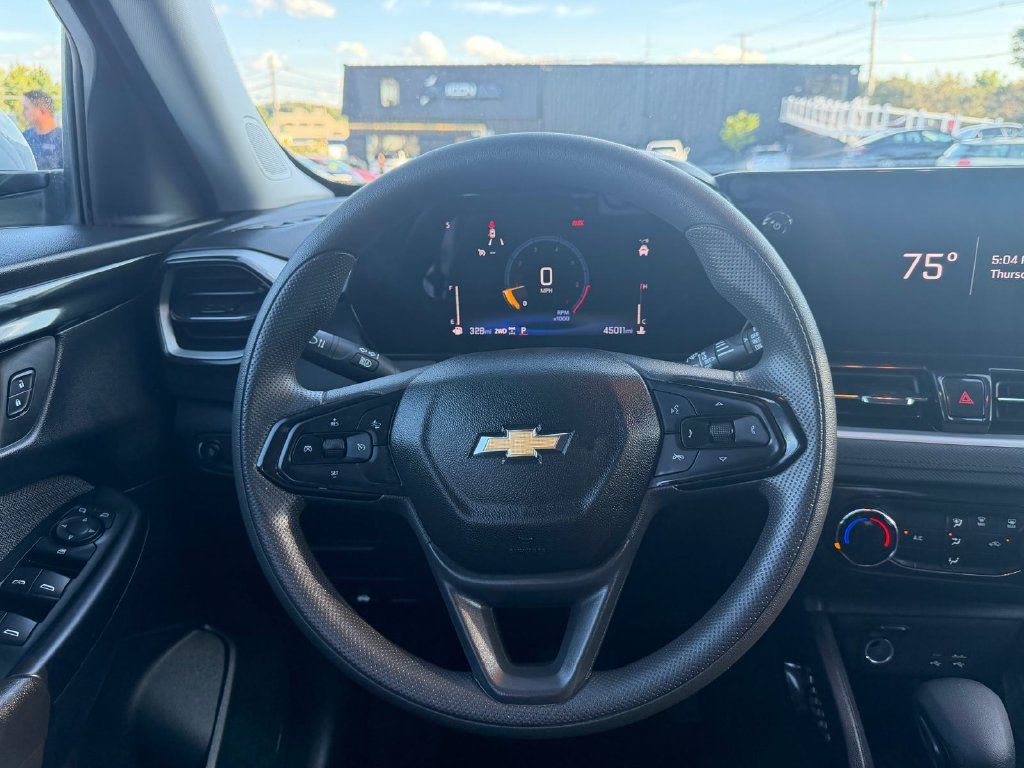 Used 2025 Chevrolet TrailBlazer LT AWD/4WD image 12