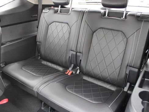 Certified 2025 Volkswagen Atlas SEL Premium R-Line image 24