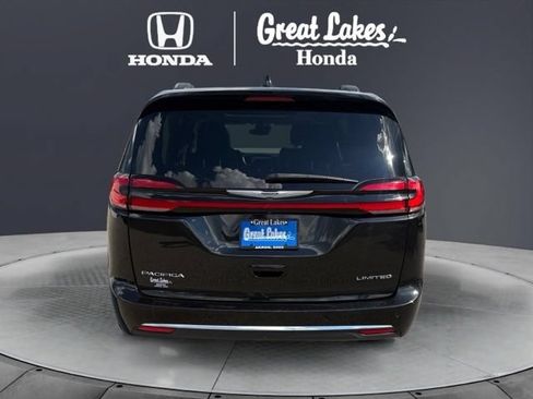 Used 2023 Chrysler Pacifica Limited FWD image 3
