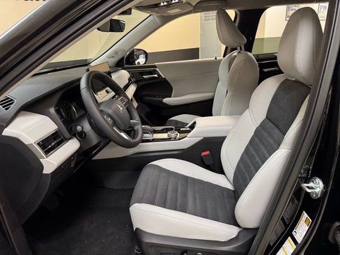 New 2026 Mitsubishi Outlander SE image 9