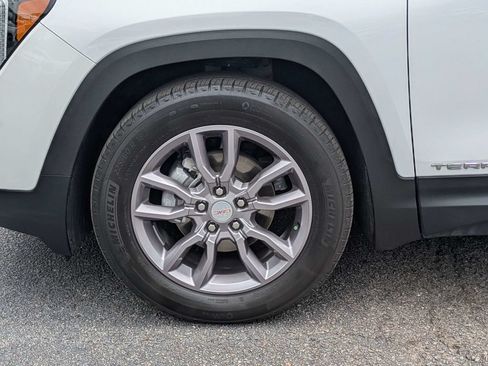 Used 2023 GMC Terrain SLT w/ Infotainment Package II FWD image 11