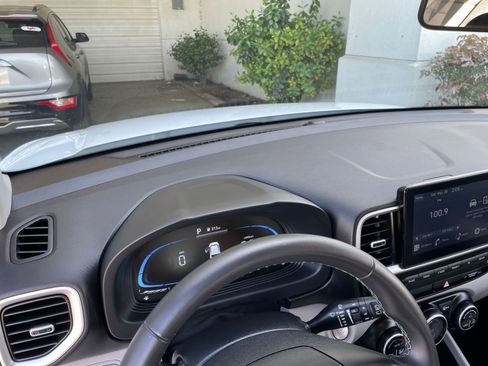 Used 2025 Hyundai Venue SEL image 35