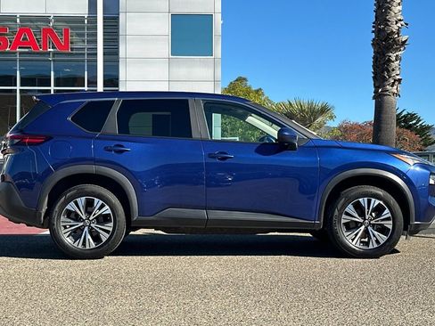 Used 2023 Nissan Rogue SV image 3