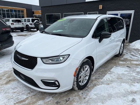 Certified 2024 Chrysler Pacifica Touring-L image 3