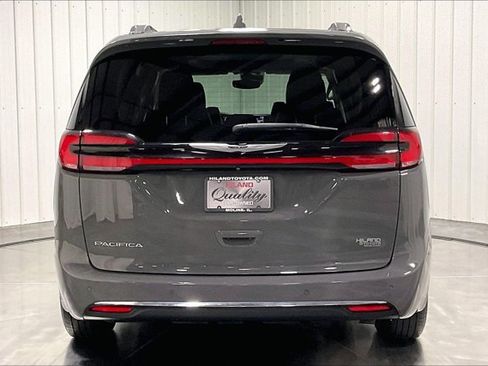 Used 2021 Chrysler Pacifica Touring-L w/ Uconnect Theater Family Group FWD image 4