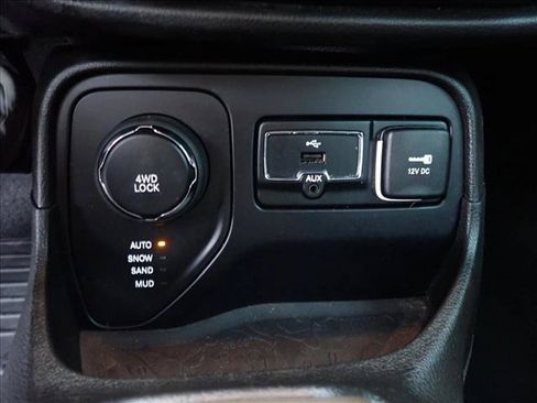 Used 2017 Jeep Renegade Latitude AWD/4WD image 13