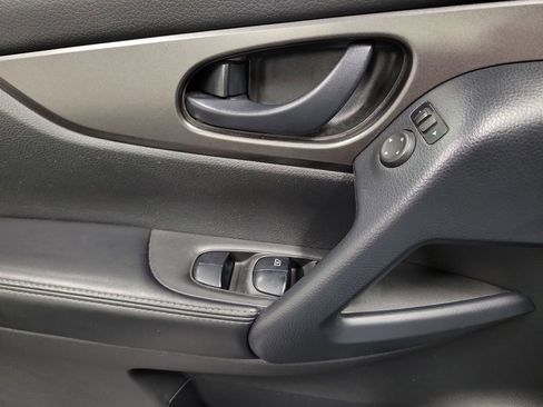 Used 2021 Nissan Rogue Sport S image 18