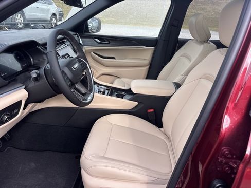 New 2025 Jeep Grand Cherokee Limited w/ Trailer Tow Package image 13