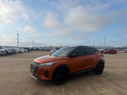 Used 2023 Nissan Kicks SR w/ SR Premium Package FWD image 9
