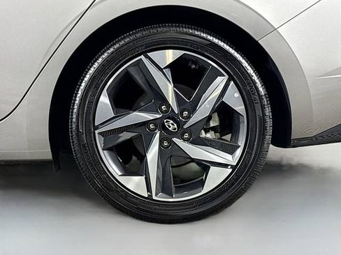 Used 2023 Hyundai Elantra Limited image 32