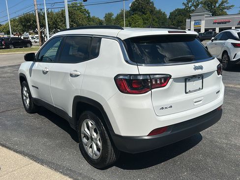 Used 2025 Jeep Compass Latitude w/ Convenience Group AWD/4WD image 4