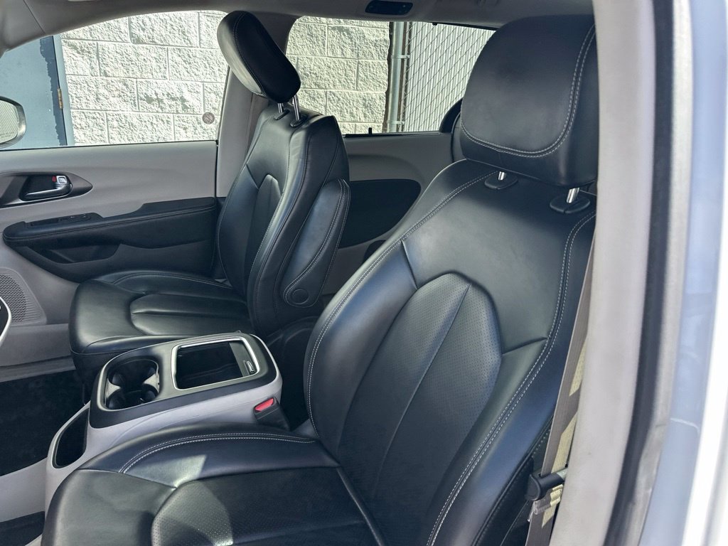 Used 2023 Chrysler Pacifica Touring-L FWD image 10