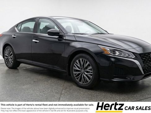 Used 2025 Nissan Altima 2.5 SV image 1