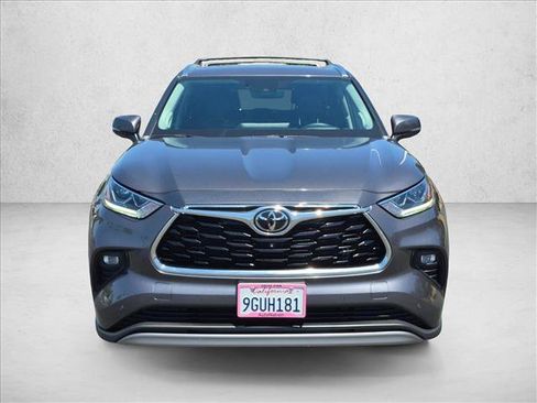 Used 2023 Toyota Highlander Platinum FWD image 2