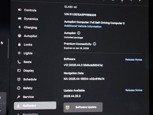 Used 2023 Tesla Model 3 Standard Range image 33