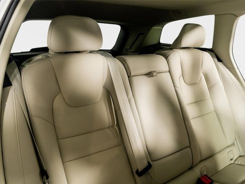 Used 2026 Volvo V60 B5 Cross Country Plus w/ Protection Package Premier image 29