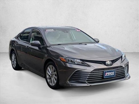 Used 2022 Toyota Camry LE image 3