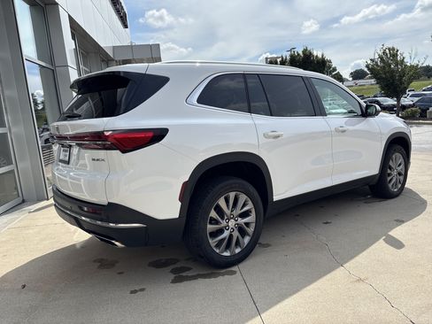 Used 2025 Buick Enclave Preferred AWD/4WD image 6