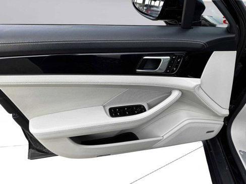 Used 2017 Porsche Panamera image 19