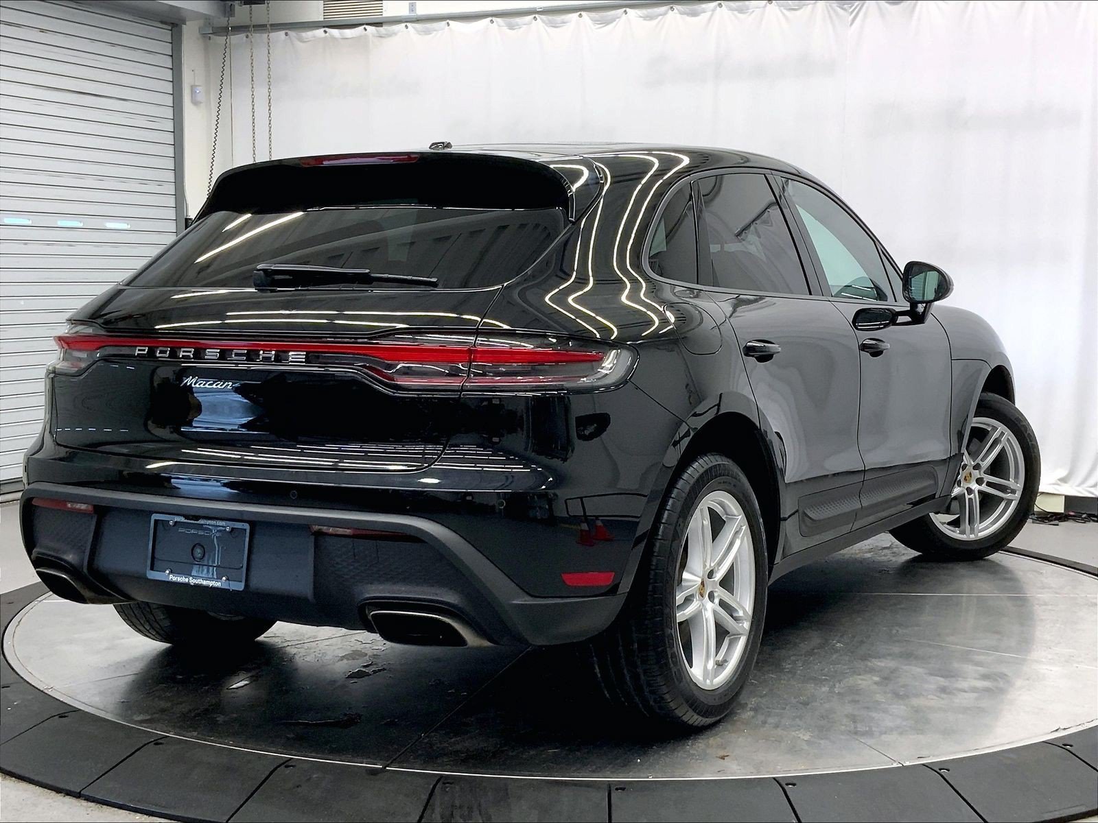 Certified 2023 Porsche Macan AWD/4WD image 7