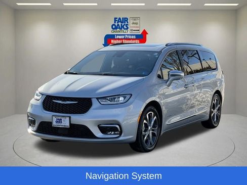 Used 2024 Chrysler Pacifica Pinnacle FWD image 3