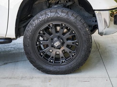 Used 2015 Toyota Tundra Limited w/ Limited Premium Package RWD image 11