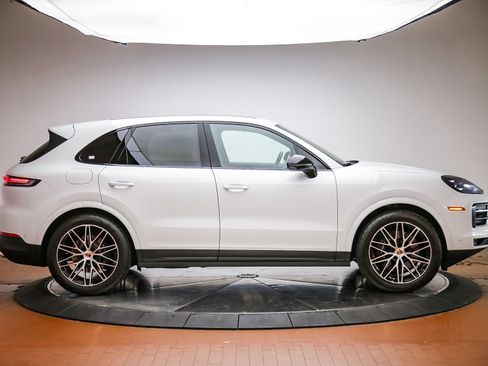 Certified 2025 Porsche Cayenne AWD/4WD image 8