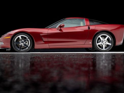 Used 2007 Chevrolet Corvette Coupe w/ Preferred Equipment Group RWD image 16