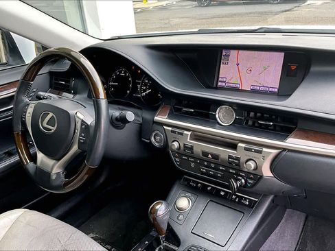 Used 2010 Buick Enclave CXL image 32