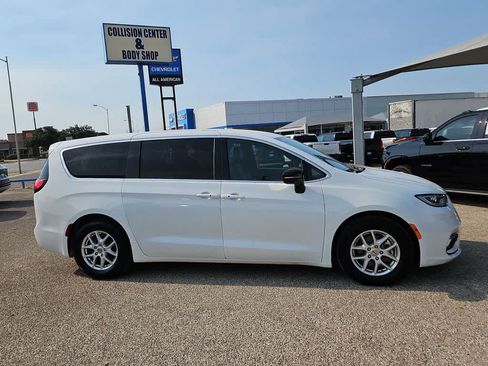 Used 2025 Chrysler Pacifica Select FWD image 9