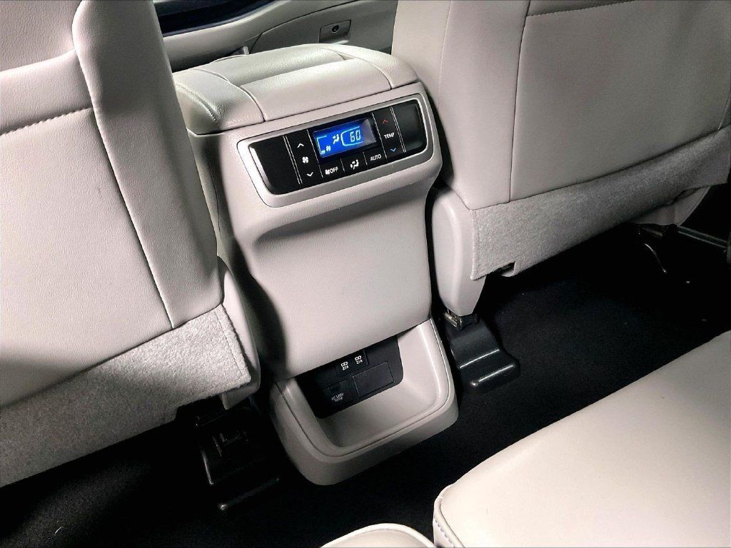 Used 2019 Toyota Highlander XLE AWD/4WD image 29
