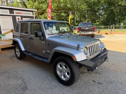 Used 2014 Jeep Wrangler Unlimited Sahara AWD/4WD image 4