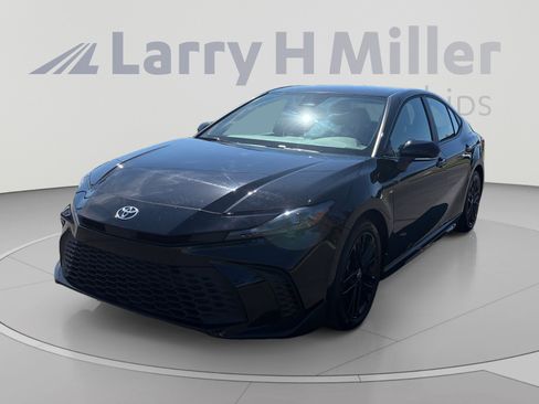 Used 2026 Toyota Camry SE FWD image 1