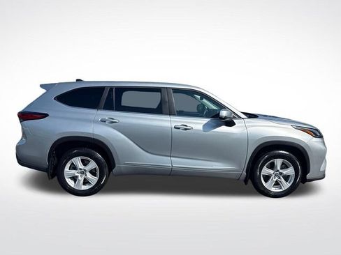 Used 2023 Toyota Highlander L FWD image 6