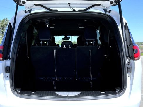 Used 2025 Chrysler Pacifica Select FWD image 18