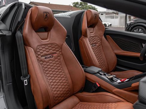 Used 2024 Lamborghini Huracan EVO image 28