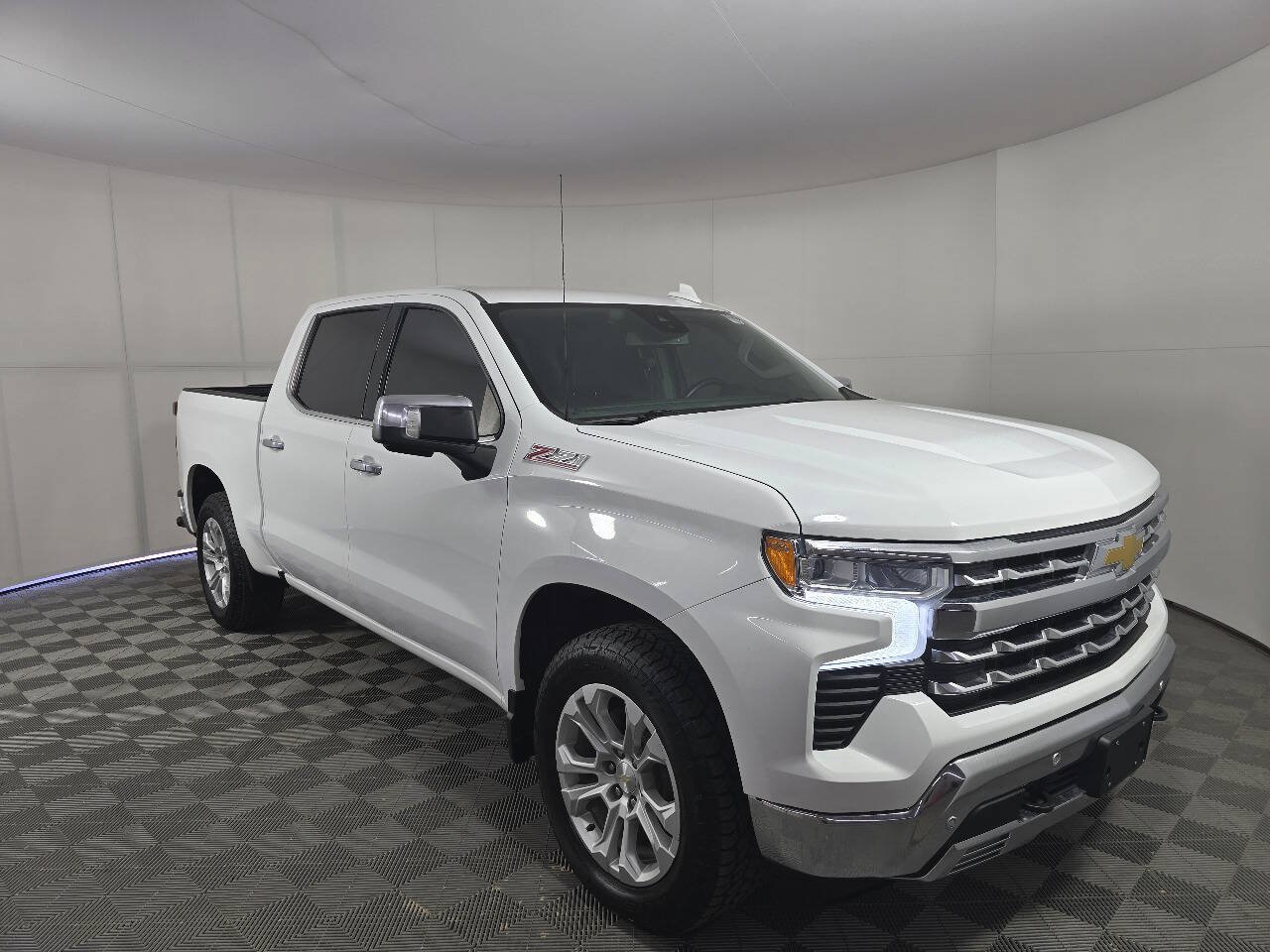 Used 2023 Chevrolet Silverado 1500 LTZ w/ LTZ Convenience Package II AWD/4WD image 3