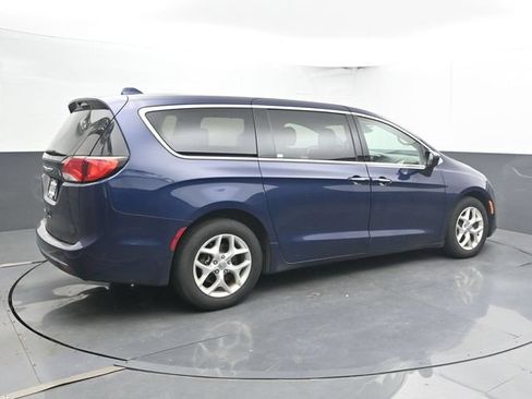 Used 2017 Chrysler Pacifica Touring Plus w/ Tire & Wheel Group FWD image 2