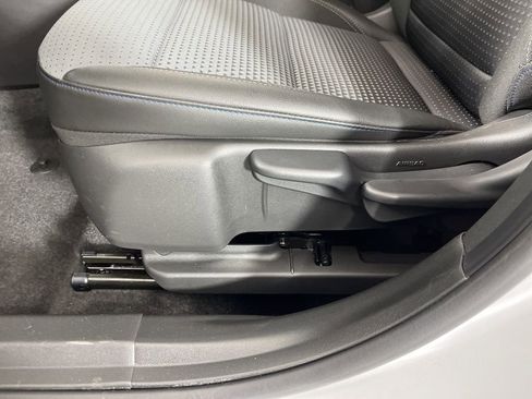 Used 2025 Chevrolet Trax LT w/ LT Convenience Package image 24