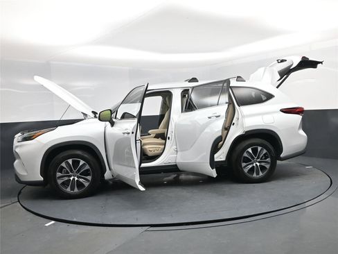 Used 2022 Toyota Highlander XLE image 20