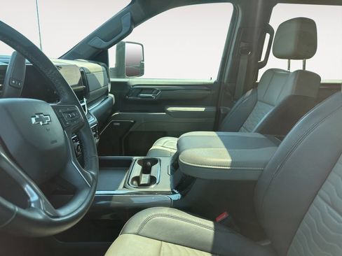 Used 2024 Chevrolet Silverado 2500 ZR2 w/ Technology Package AWD/4WD image 9