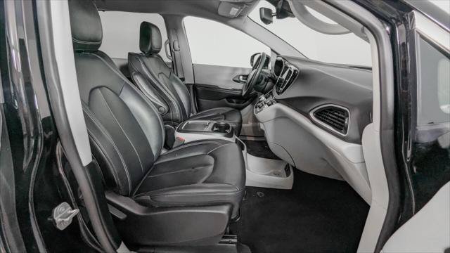 Used 2024 Chrysler Pacifica Touring-L FWD image 23
