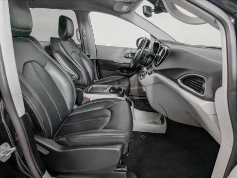 Used 2024 Chrysler Pacifica Touring-L FWD image 23