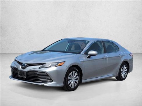 Used 2020 Toyota Camry LE FWD image 4
