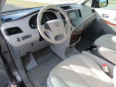 Used 2012 Toyota Sienna XLE image 32