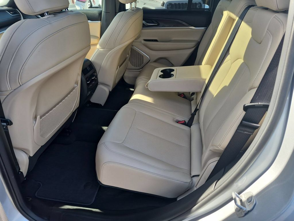 Certified 2025 Jeep Grand Cherokee Limited w/ Luxury Tech Group II AWD/4WD image 28