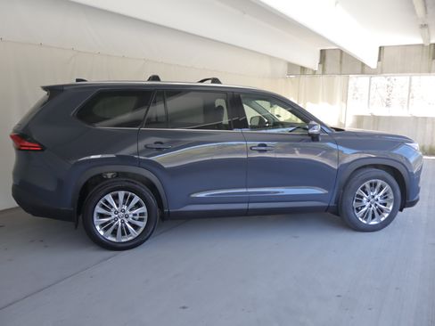 Used 2024 Toyota Grand Highlander AWD image 6