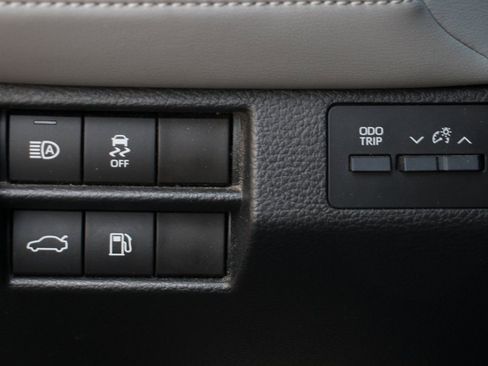 Used 2019 Toyota Avalon XLE image 18