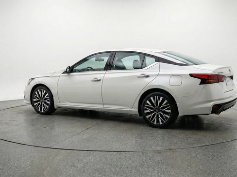 Used 2025 Nissan Altima 2.5 SV FWD image 6