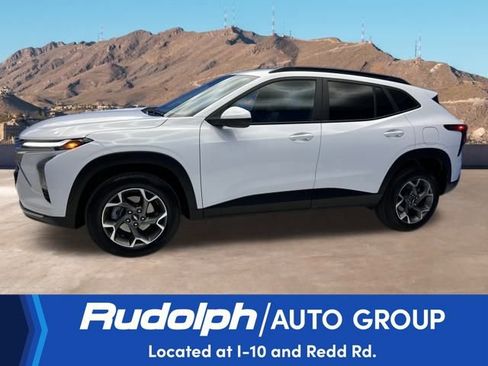 Used 2025 Chevrolet Trax LT image 2